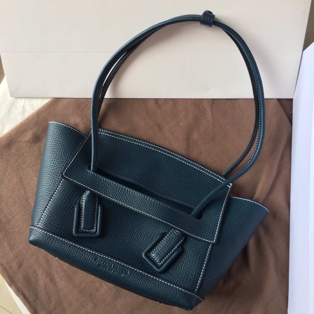 보테가베네타 Arco 레더 스몰 네이비 토트백